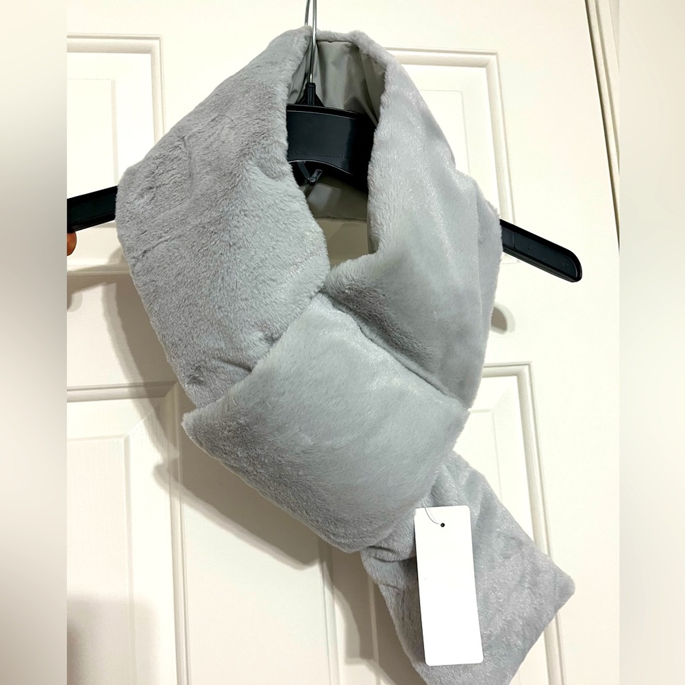 NWT Japan Reversible furry scarf uniqlo sister brand GU